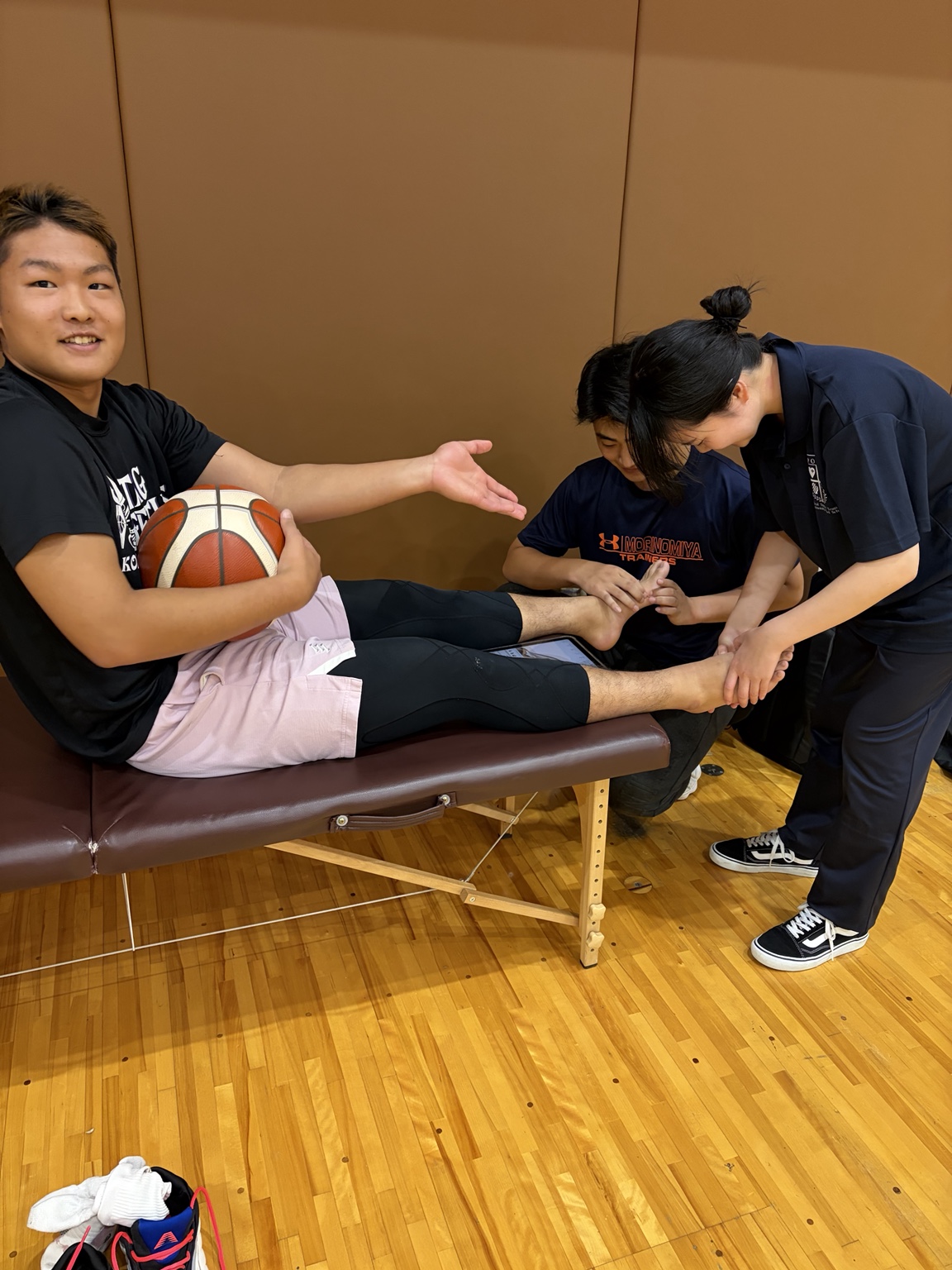 実際の身体に触れながら骨や靱帯の位置を確認